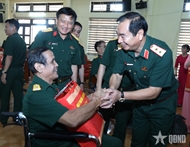 Defense leader presents gifts to national contributors in Phu Tho province